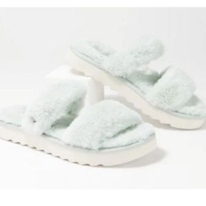 Koolaburra by ugg fuzzy slipper sandals